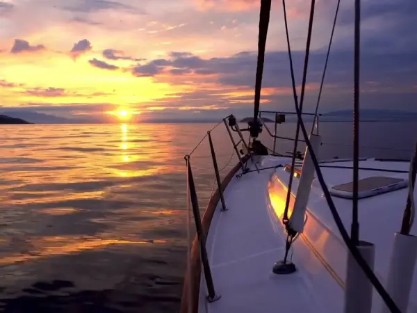 Yacht bei Sonnenuntergang
